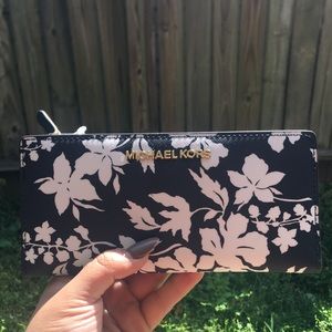 Michael Kors jet set travel lg card case carryall